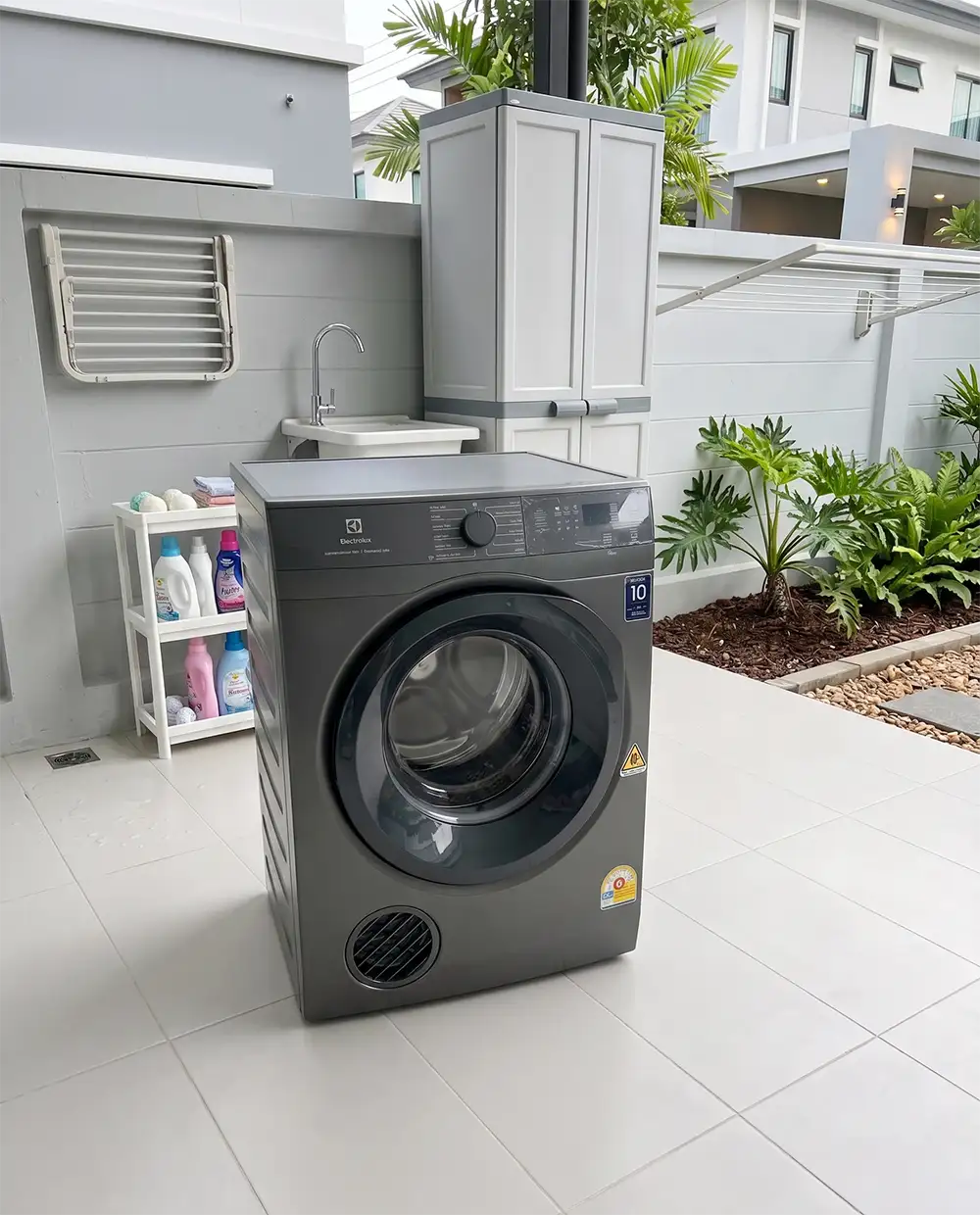 ไอเดียติดตั้งเครื่องอบผ้า Electrolux EDS904N3SC พื้นที่ซักล้างหลังบ้าน ไม่ต้องต่อท่อ